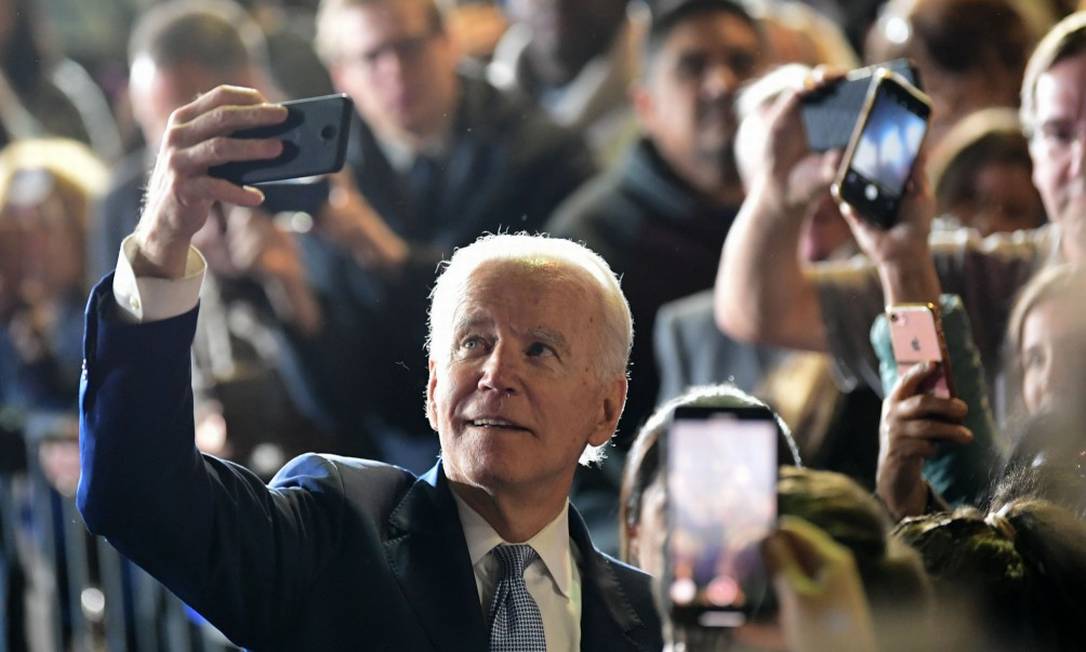 Ex-vice-presidente Joe Biden tira selfie com apoiadores após discurso em Los Angeles, na Califórnia Foto: FREDERIC J. BROWN / AFP