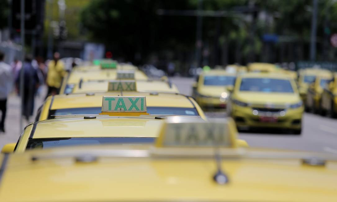 Taxistas no Centro do Rio Foto: Guilherme Pinto em 06/12/2018 / Agência O Globo