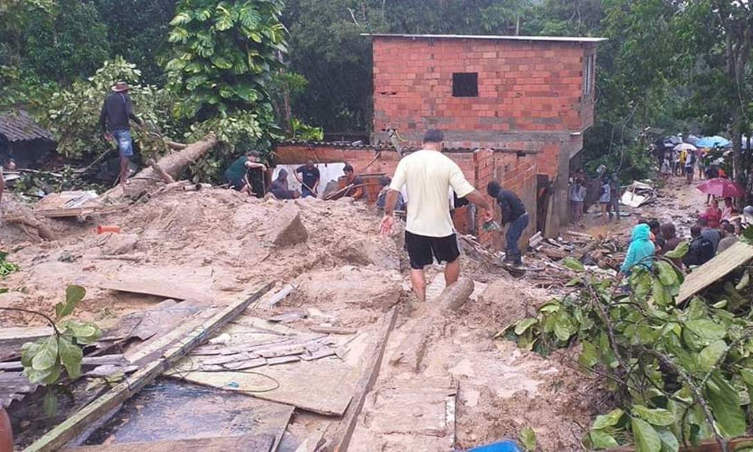 Seis Pessoas Da Mesma Família Morrem Em Deslizamento No Guarujá Época 1657