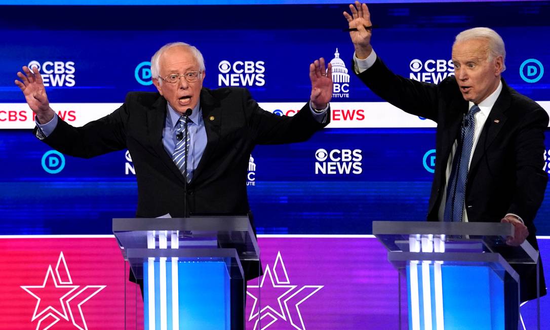 Bernie Sanders e Joe Biden durante debate democrata em Charleston, na Carolina do Sul Foto: Jonathan Ernst / REUTERS