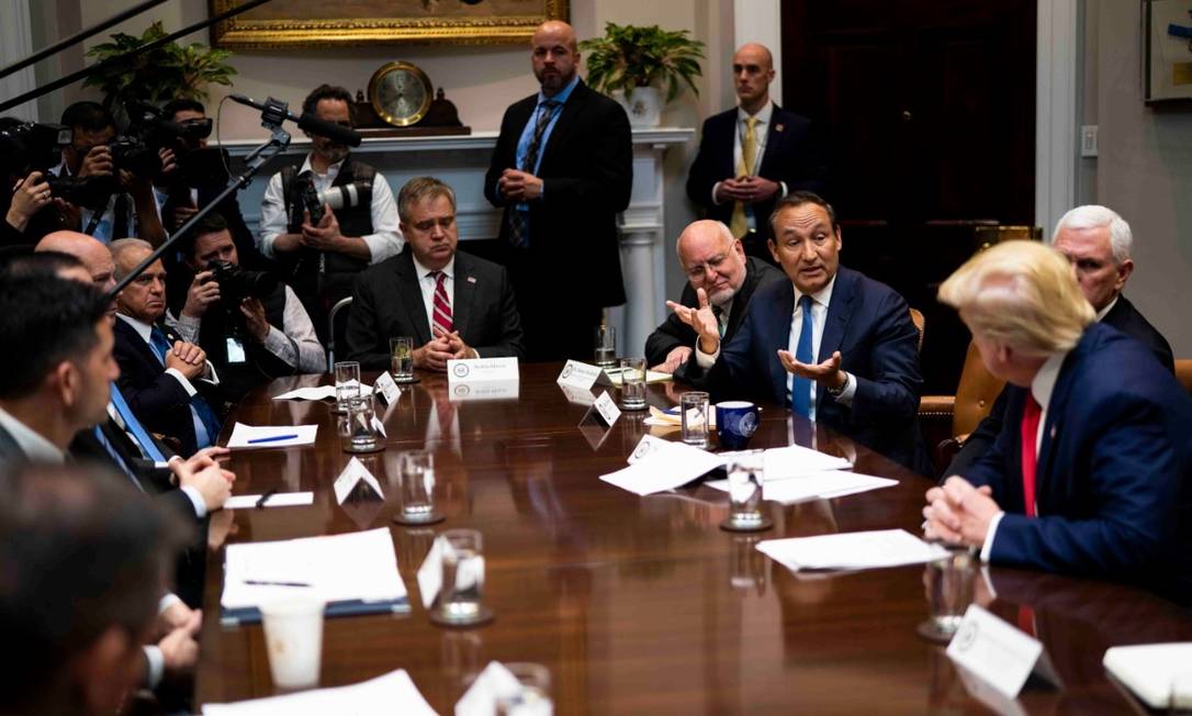 Oscar Munoz, diretor-executivo da United Airlines, em reunião com o presidente Donald Trump e o vice-presidente, Mike Pence, na Casa Branca, em Washington. Companhia aérea reduzirá rotas domésticas e globais Foto: NYT