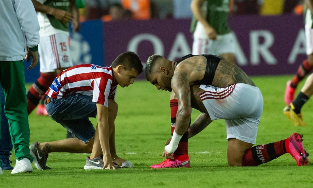 Torcedor se ajoelha aos pés de Gabigol, que retribui com chuteira Foto: Alexandre Vidal/Flamengo