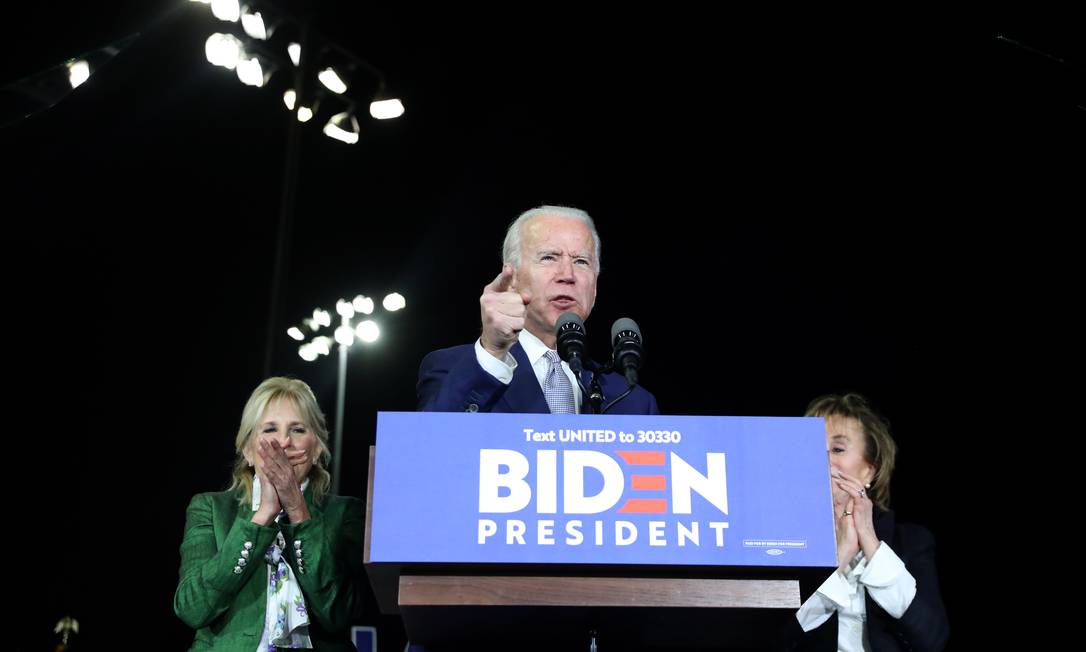 Ex-vice-presidente Joe Biden, durante evento de campanha, ao lado de sua mulher, Jill (E), e de sua irmã, Valerie (D) Foto: JOSH HANER / NYT