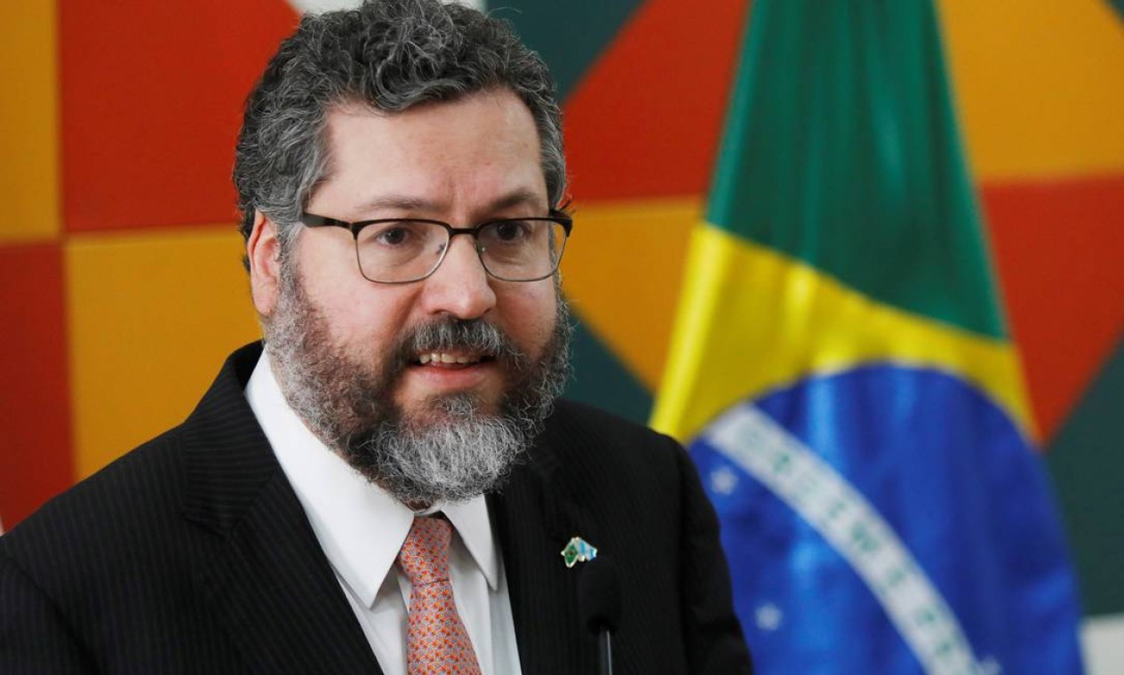 Senador mostra bandeiras de Brasil e EUA e pede que chanceler abrace a  brasileira, Política