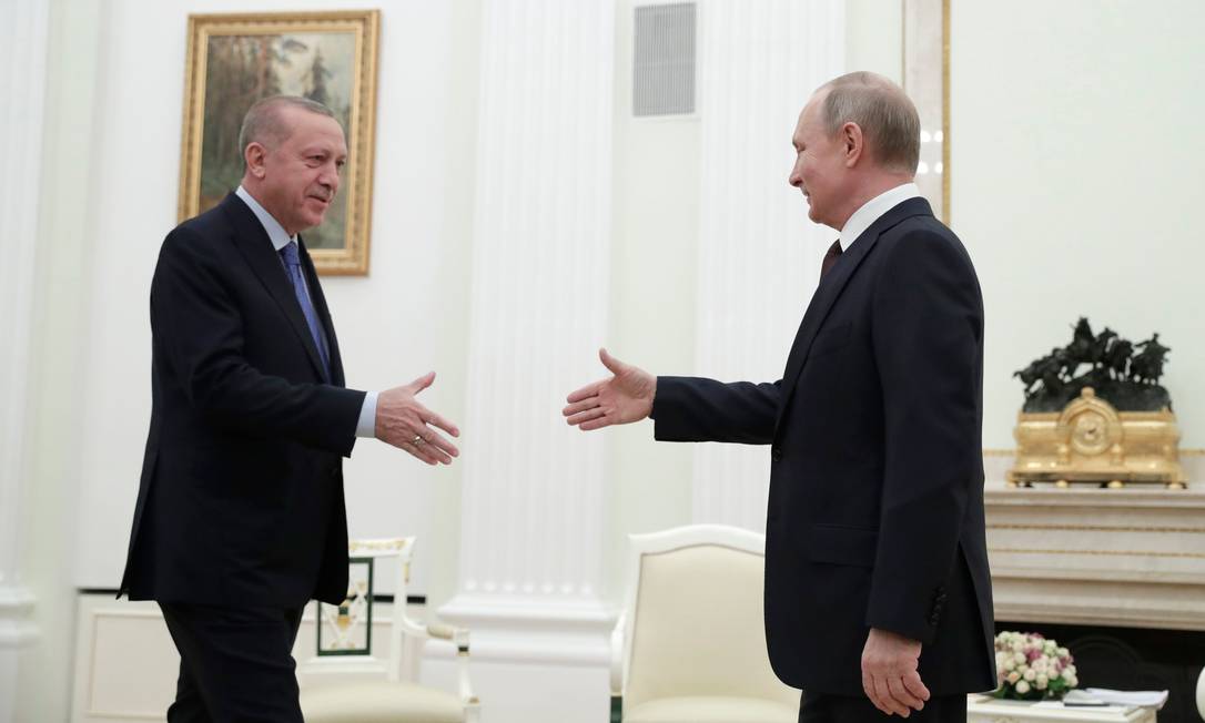 Presidente da Rússia, Vladimir Putin (D), recebe o presidente da Turquia, Recep Tayyip Erdogan, em reunião em Moscou Foto: PAVEL GOLOVKIN / AFP
