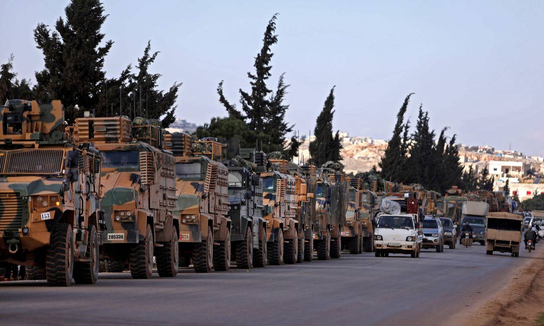 Comboio militar turco estaciona perto do posto de fronteira de Bab al-Hawa, no dia 2 de março Foto: AAREF WATAD / AFP