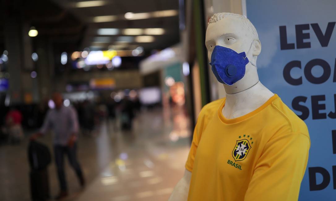 Manequim veste a camisa da seleção e a máscara contra o coronavírus no Aeroporto de Guarulhos, em SP. Foto: AMANDA PEROBELLI / REUTERS