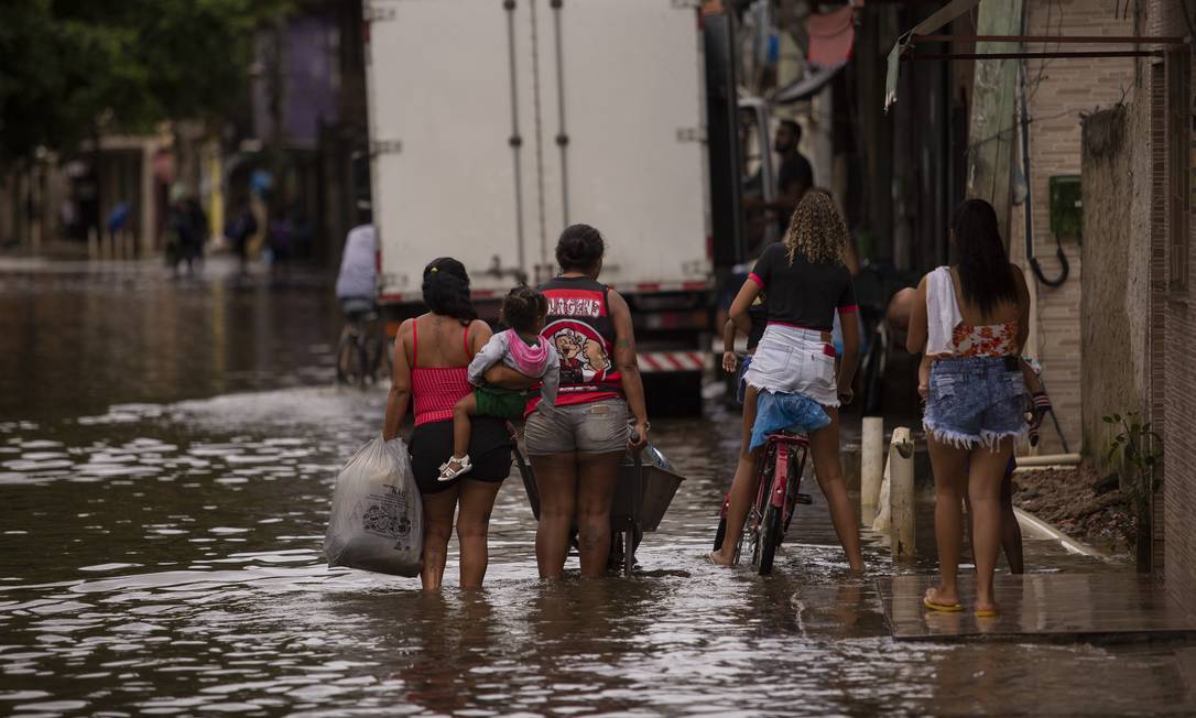 
Somente nesta quinta-feira a água começou a escoar com mais rapidez na Santa Luzia, após chuvas do fim de semana Foto: Gabriel Monteiro / Agência O Globo