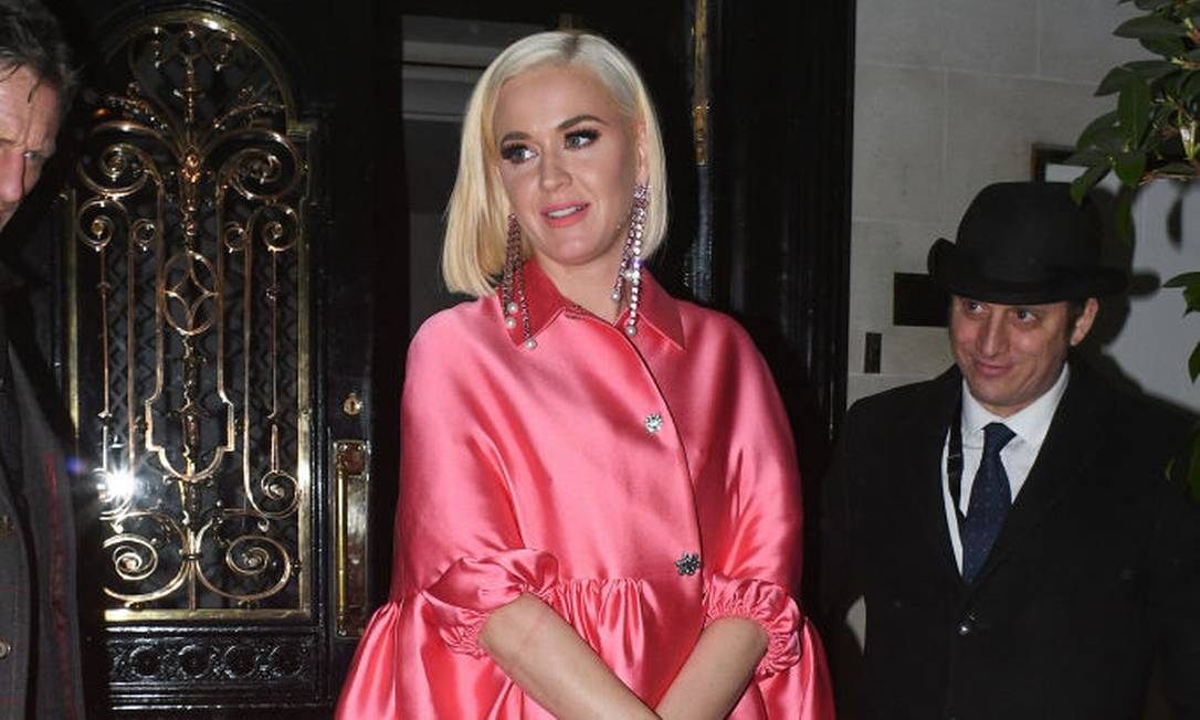 Katy Perry saindo de restaurante em Londres com vestido super largo Foto: GORC / GC Images