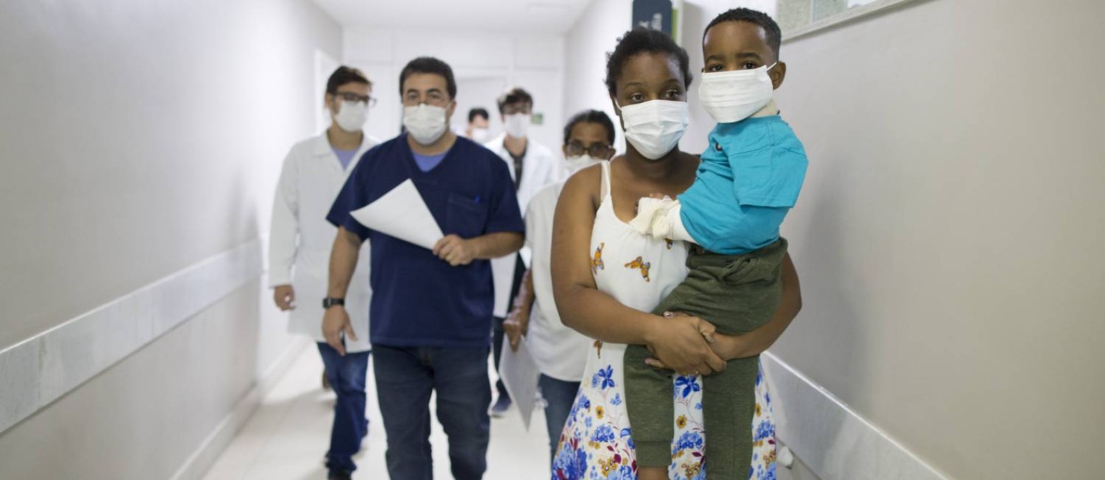 Pacientes e profissionais de saúde usam máscaras de proteção no interior da Santa Casa de Barra Mansa (RJ), no Sul Fluminense Foto: Márcia Foletto / Agência O Globo