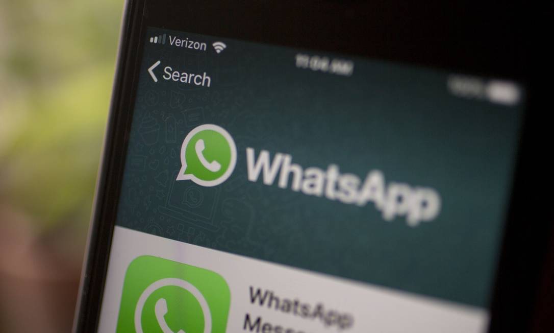 Popular entre brasileiros, WhatsApp se tornou alvo de golpistas, que usam plataforma para enganar vítimas Foto: Andrew Harrer / Bloomberg