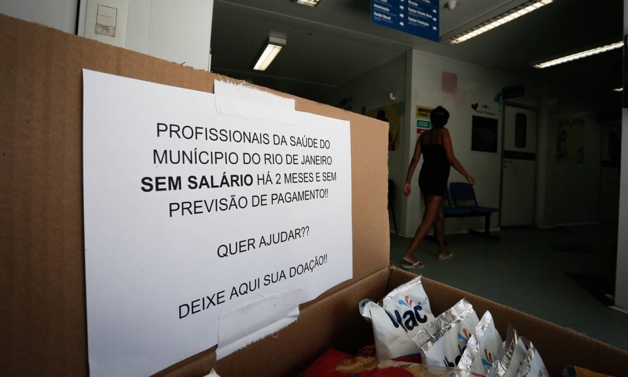 Os problemas nas clínicas da família do Rio já duram meses. Em dezembro do ano passado, na unidade da Rocinha, funcionários pediam doação de comida devido aos atrasos nos salários Foto: Pablo Jacob / Agência O Globo