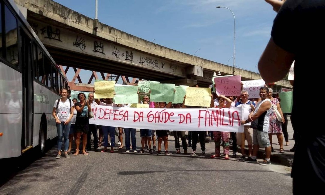 Em outubro do ano passado, manifestantes chegaram a interromper o trânsito em faixa da Avenida Brasil para protestar contra o fechamento da Clínica da Família do Caju Foto: Gustavo Goulart / Agência O Globo