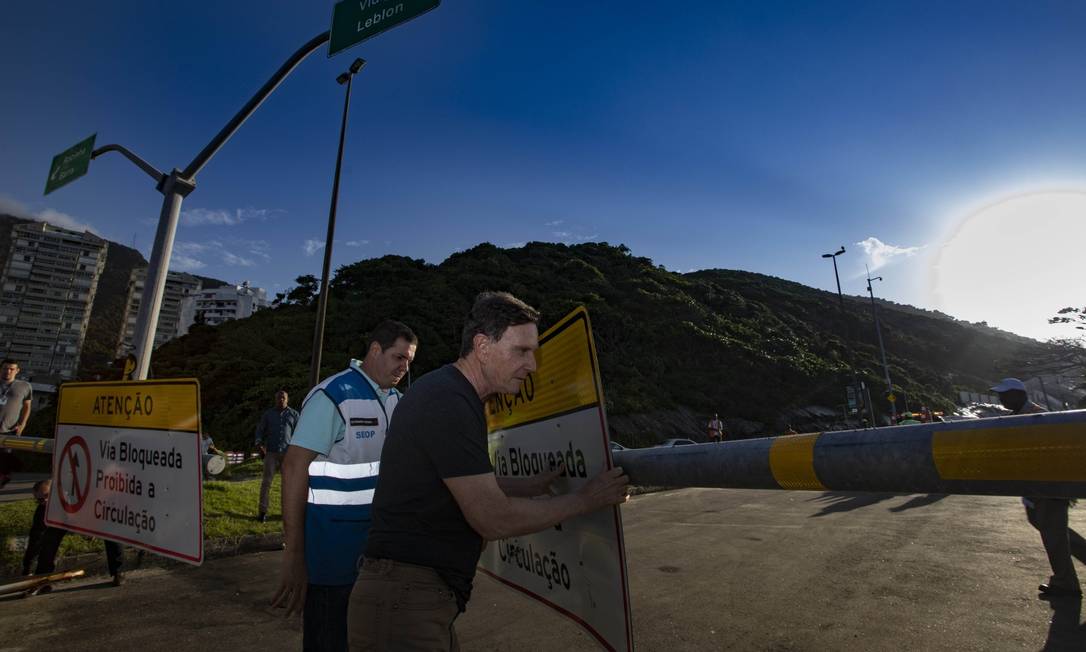 O prefeito Marcelo Crivella reabre as pistas da Niemeyer, após decisão do STJ