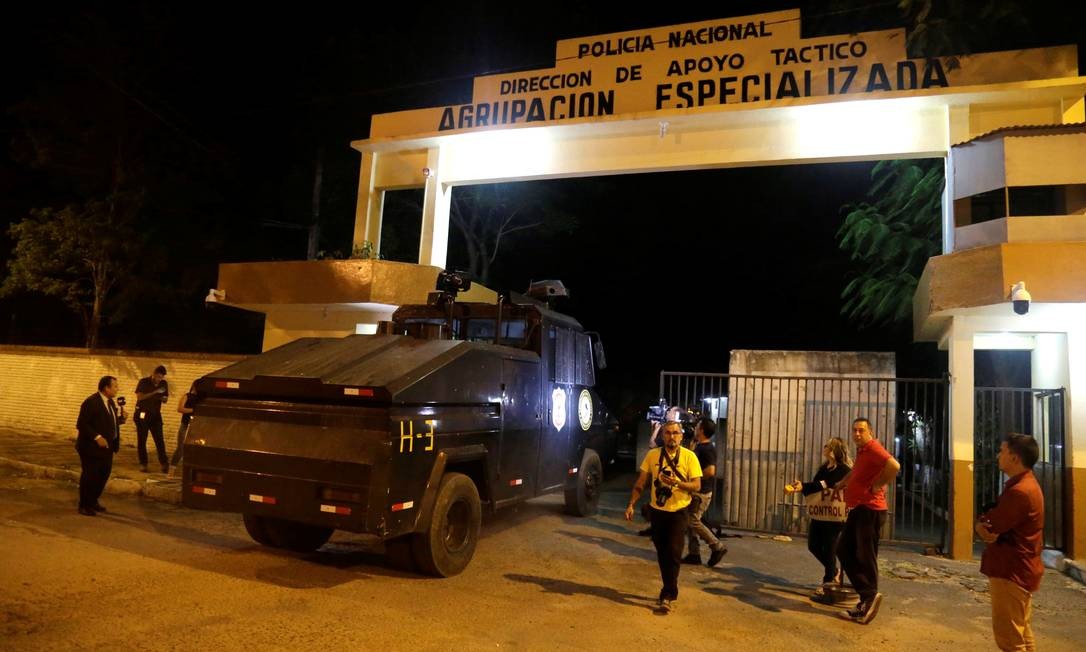 Vista do quartel do Grupamento Especializado onde Ronaldinho Gaúcho e o irão passaram a noite presos Foto: Jorge Adorno / Reuters