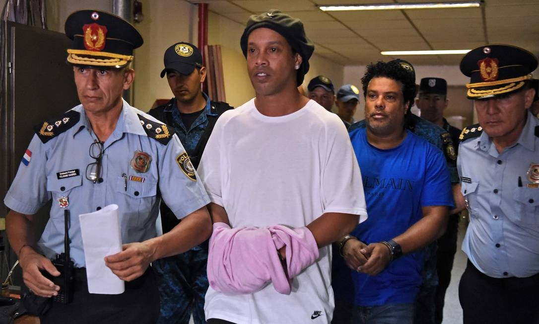Image result for Ronaldinho é investigado por outros crimes no Paraguai além do uso de passaportes falsos, diz promotor