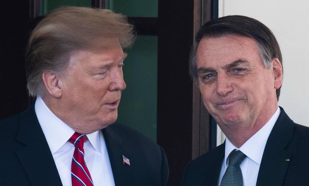 Trump e Bolsonaro durante a visita do presidente brasileiro à Casa Branca em março do ano passado: eles jantarão juntos neste sábado, em encontro na Flórida Foto: Jim Watson / AFP/19-03-2019