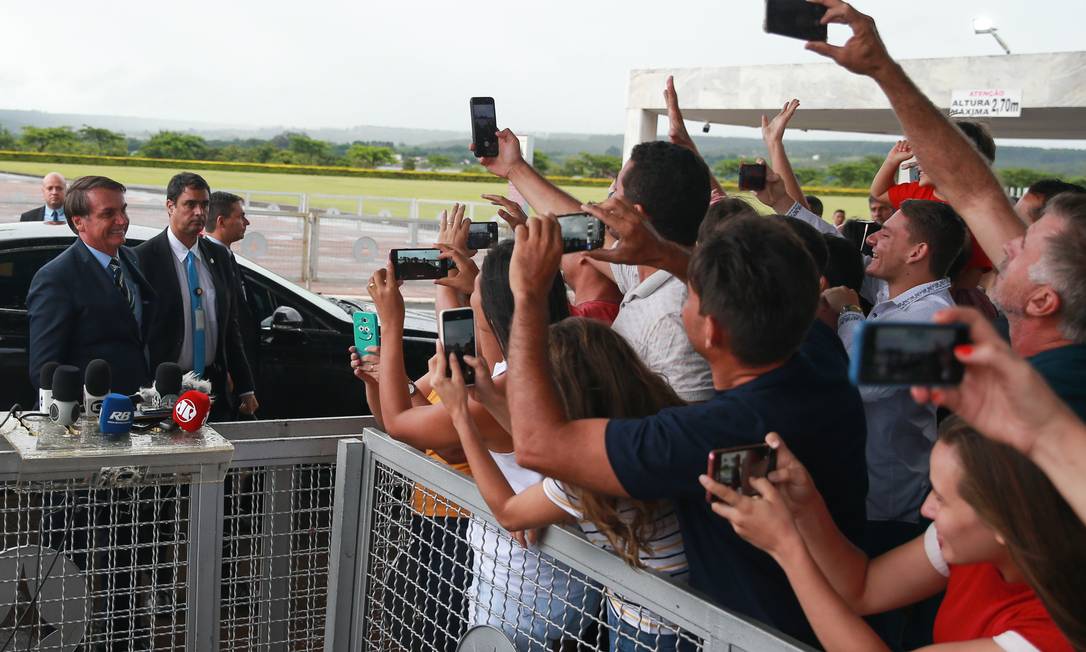 Bolsonaro cumprimenta populares no Palácio da Alvorada