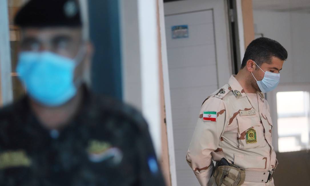 Membros da guarda de fronteiras iraniana usam máscaras de proteção contra o coronavírus dentro de instalação na fronteira com o Iraque Foto: ESSAM AL-SUDANI / REUTERS