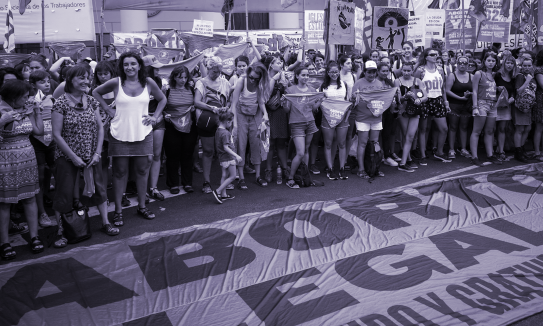 Mulheres participam de protesto diante da Catedral Metropolitana de Buenos Aires no último domingo (8) em defesa da aprovação de um projeto de lei que legaliza o aborto na Argentina Foto: MARIANA GREIF/REUTERS