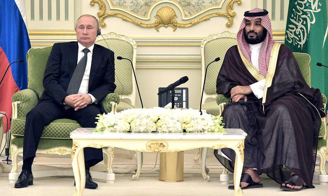 O presidente russo, Vladimir Putin, e o príncipe herdeiro da Arábia Saudita, Mohammed bin Salman, em encontro em Riad, em outubro Foto: ALEXEY NIKOLSKY / SPUTNIK/AFP via Getty Images/14-10-2019