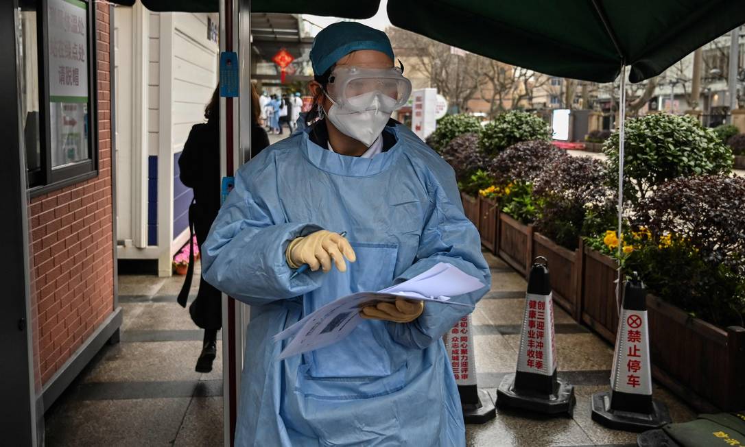 Em Xangai, na China, uma médica usa uma roupa de proteção para atender os pacientes infectados pelo novo coronavírus Foto: HECTOR RETAMAL / AFP