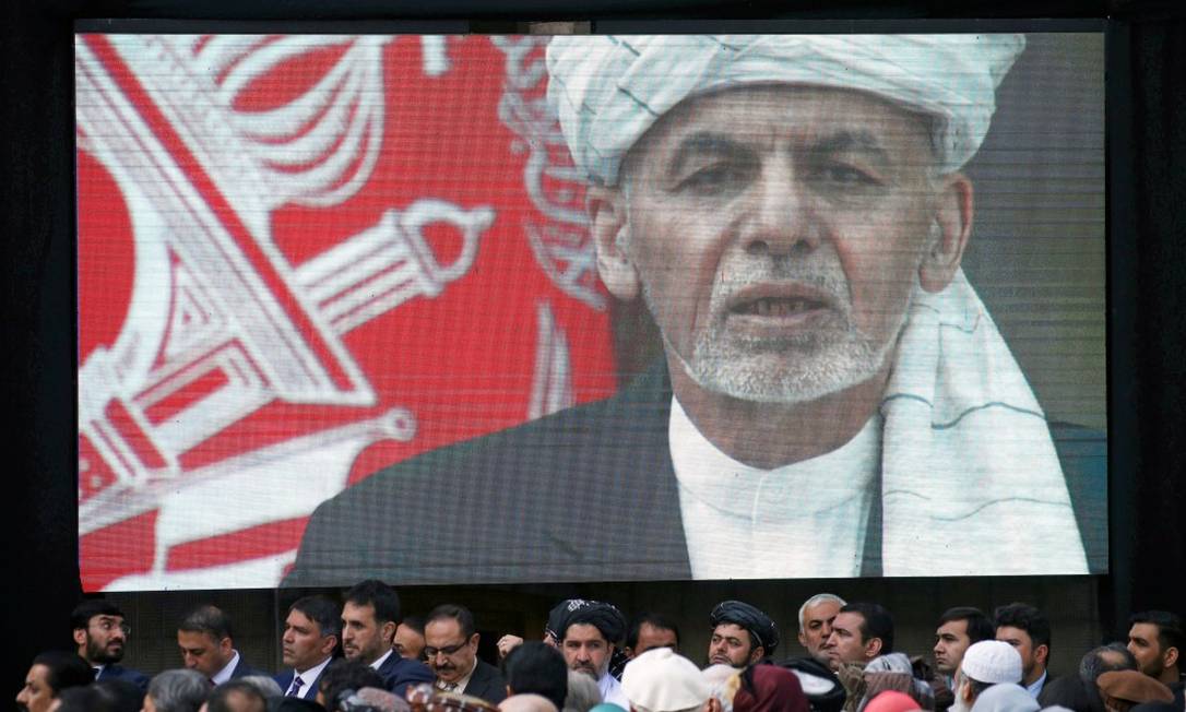 Telão transmite o discurso de Ghani na posse de seu segundo mandato em Cabul Foto: MOHAMMAD ISMAIL / REUTERS