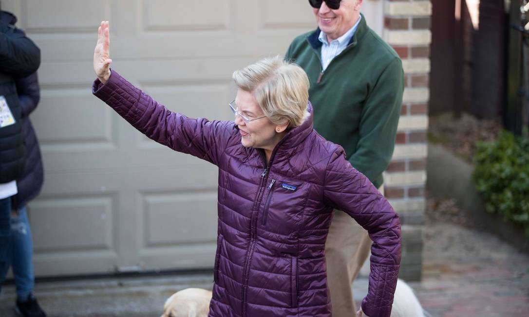 Senadora Elizabeth Warren acena a apoiadores depois de anunciar o fim de sua campanha à Presidência, no dia 5 de março, em Massachusetts Foto: Scott Eisen / AFP