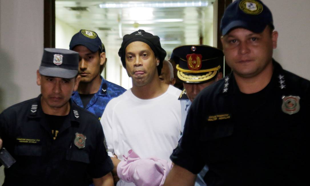 Ronaldinho está na prisão do Paraguai Foto: JORGE ADORNO / REUTERS