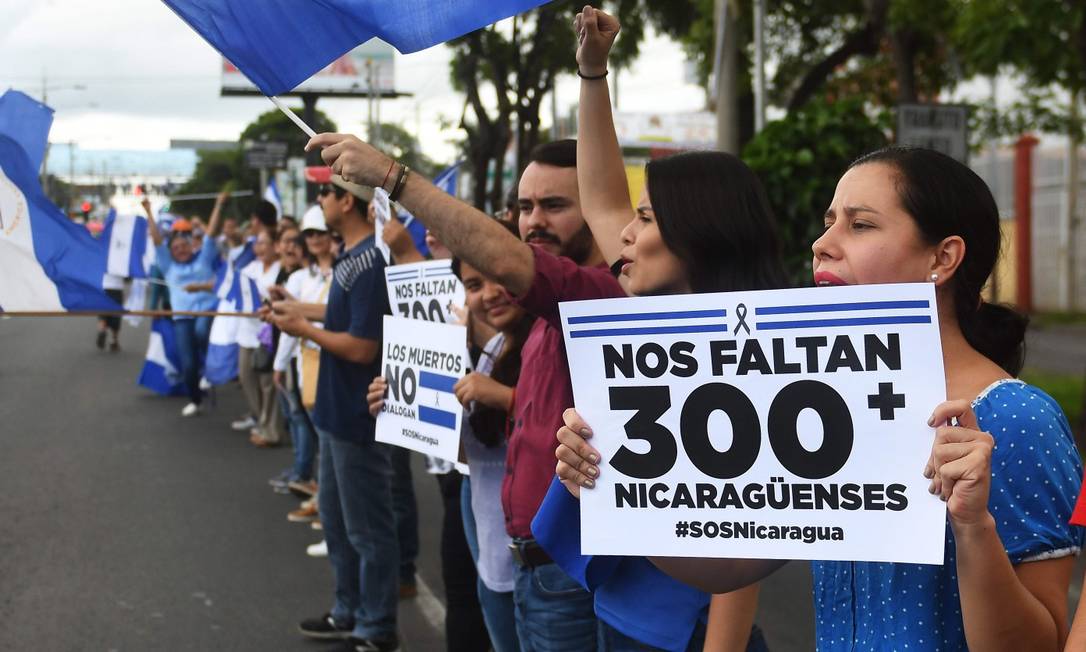 Manifestantes fazem protesto antigoverno contra a violenta repressão do governo de Daniel Ortega; "faltam-nos 300+ nicaraguenses", diz o cartaz Foto: MARVIN RECINOS / AFP / 14-07-2018