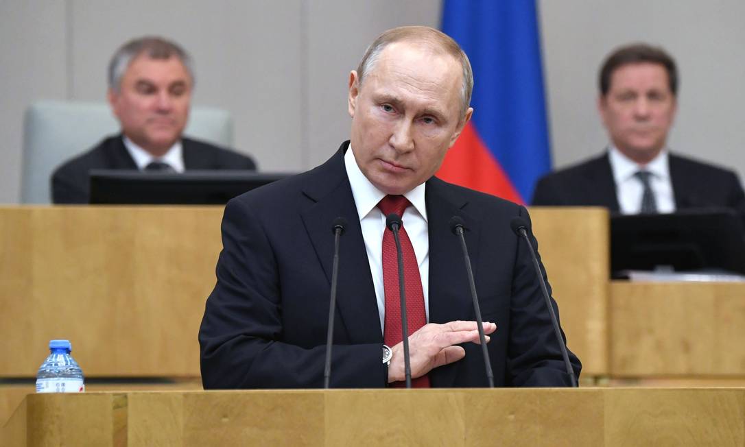 O presidente russo, Vladimir Putin, discursa a parlamentares durante debate sobre projeto de reforma constitucional durante uma sessão da Duma Foto: ALEXEY NIKOLSKY / AFP