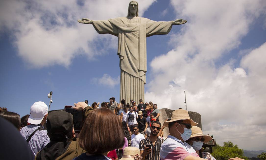 Turistas usam máscaras durante passeio ao Cristo Redentor, no Rio Foto: Gabriel Monteiro / Agência O Globo
