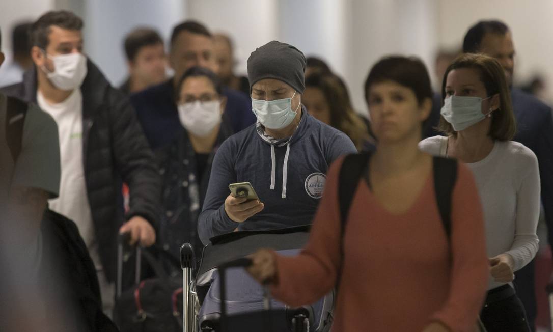Em Guarulhos, passageiros usam máscaras para se proteger do coronavírus em foto do último dia 26 Foto: Edilson Dantas / Agência O Globo
