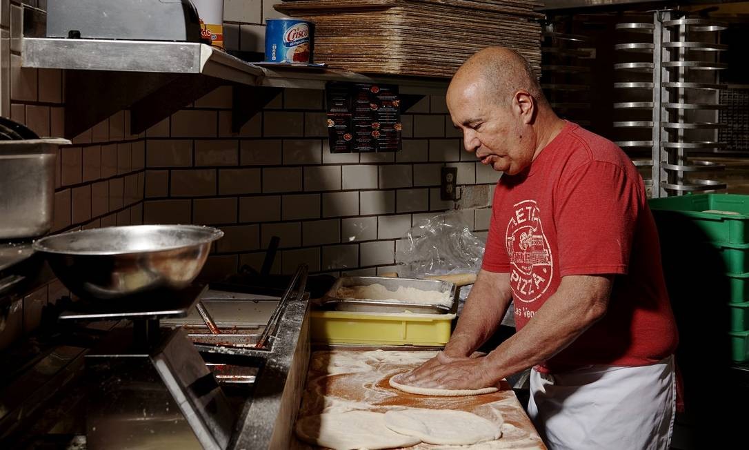 O pizaiolo John Arena, que se mudou do Brooklyn para Las Vegas em 1980, e lá fundou a Las Vegas Pizza Alliance Foto: Bridget Bennett / The New York Times