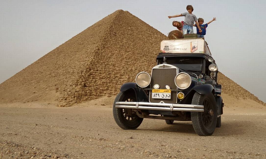 Volta ao mundo: Após 22 anos a bordo de um carro de 1928 e quatro filhos no  caminho, família argentina volta para casa. Veja fotos - Jornal O Globo