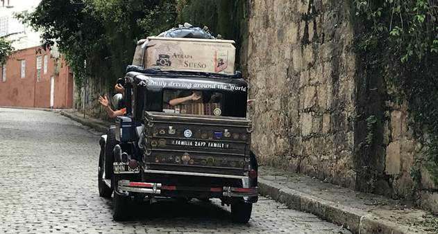 Volta ao mundo: Após 22 anos a bordo de um carro de 1928 e quatro filhos no  caminho, família argentina volta para casa. Veja fotos - Jornal O Globo