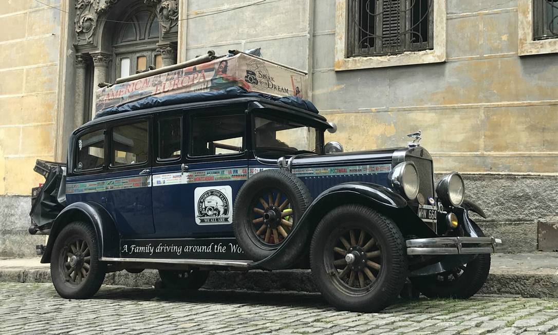 Volta ao mundo: Após 22 anos a bordo de um carro de 1928 e quatro filhos no  caminho, família argentina volta para casa. Veja fotos - Jornal O Globo