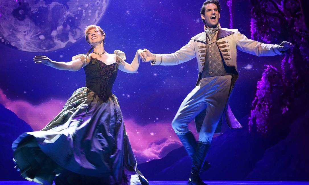 O musical "Frozen" na Broadway: Anna (Patty Murin) e Hans (John Riddle) no número "Love is an open door" Foto: Deen Van Meer / Divulgação
