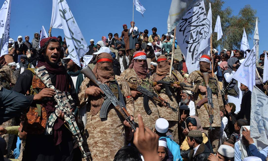 Militantes do Talibã celebram acordo de paz e sua vitória no conflito afegão contra os EUA no Afeganistão Foto: NOORULLAH SHIRZADA / AFP/02-03-2020