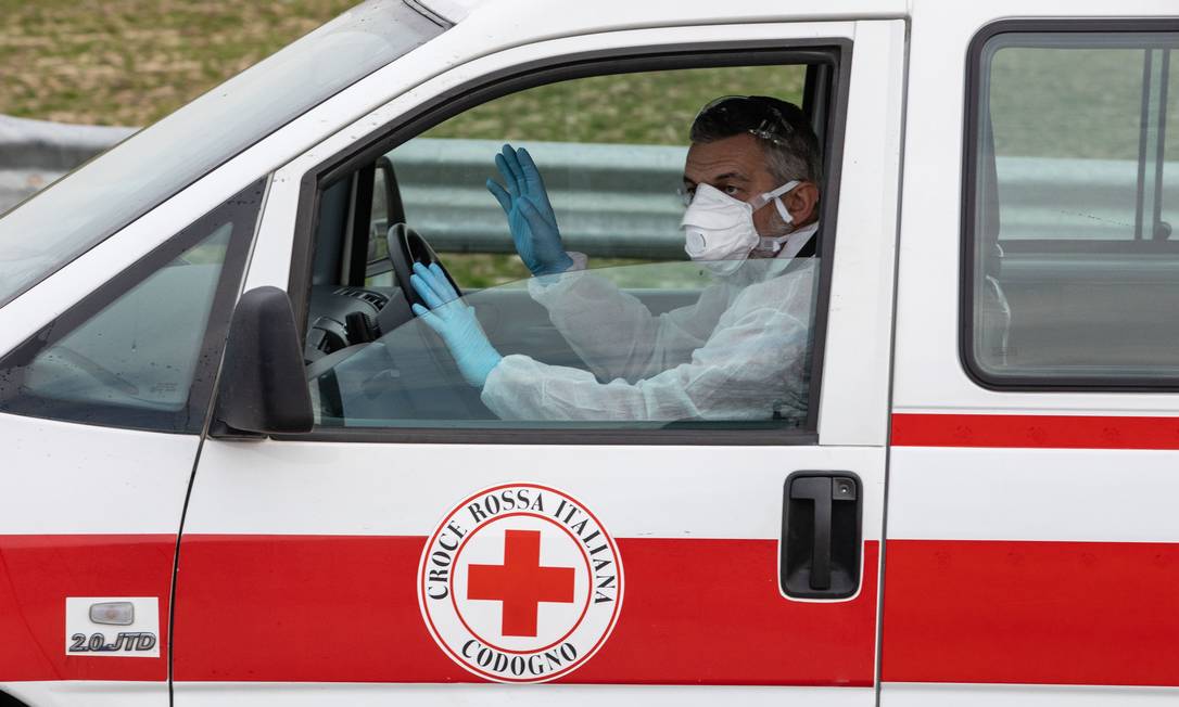 Membro da Cruz Vermelha no norte da Itália Foto: Emanuele Cremaschi / Getty Images