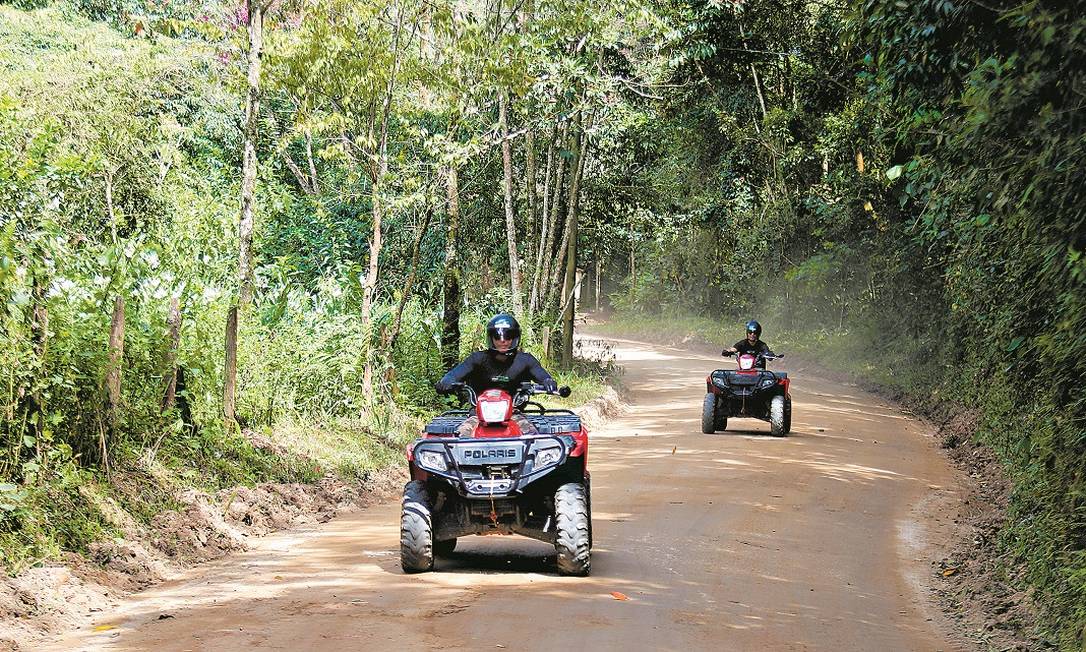 Quadriciclos percorrem o circuito Caminhos do Brejal, na zona rural de Petrópolis Foto: Marcelo de Jesus / Agência O Globo