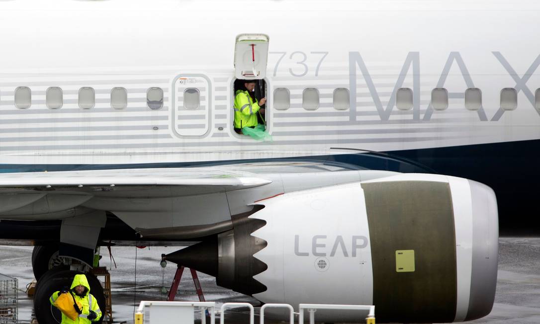 O 737 Max foi proibido de voar em todo o mundo após dois acidentes em menos de cinco meses Foto: JASON REDMOND / AFP
