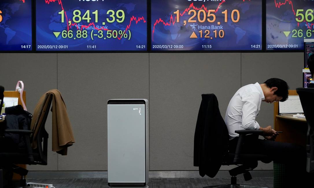 Painel com as cotações da Bolsa em corretora de câmbio de Seul, na Coreia do Sul Foto: Kim Hong-Ji / Reuters