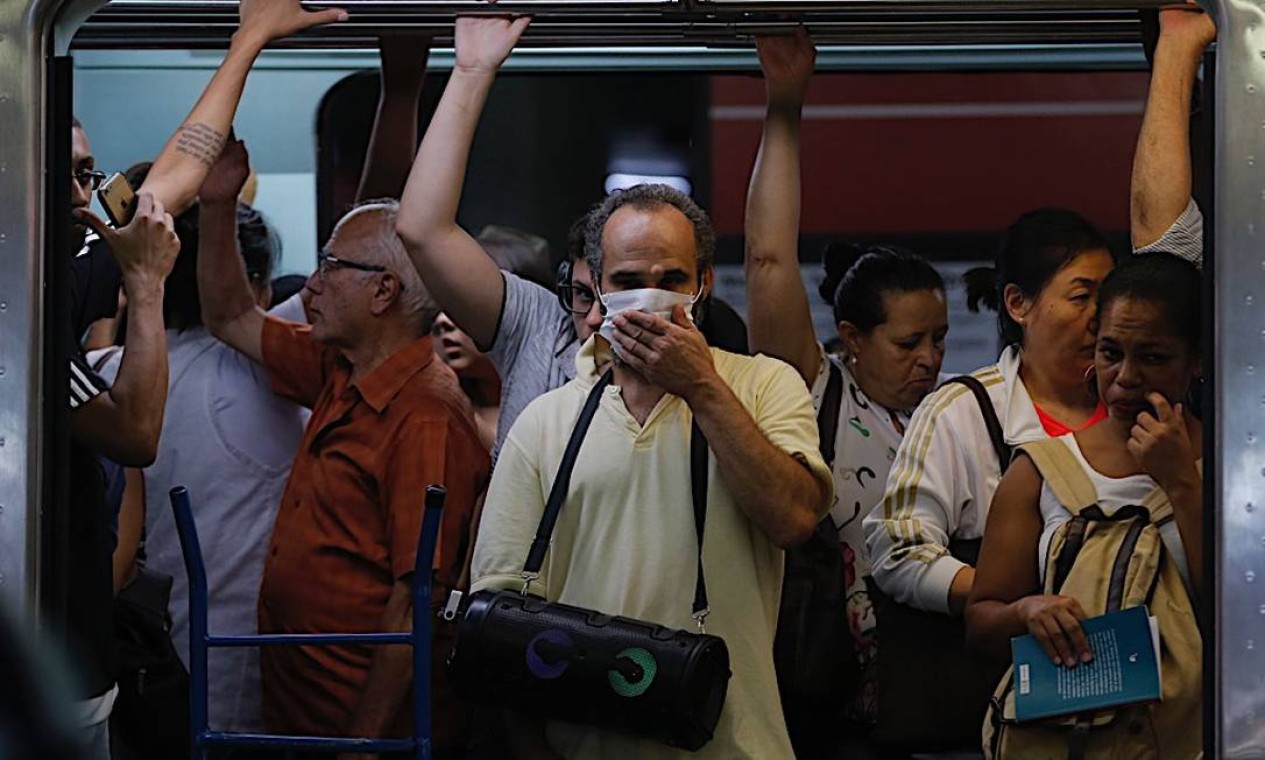 No metrô de São Paulo, onde há 30 casos confirmados, homem é visto usando máscara de proteção Foto: Edilson Dantas / Agência O Globo