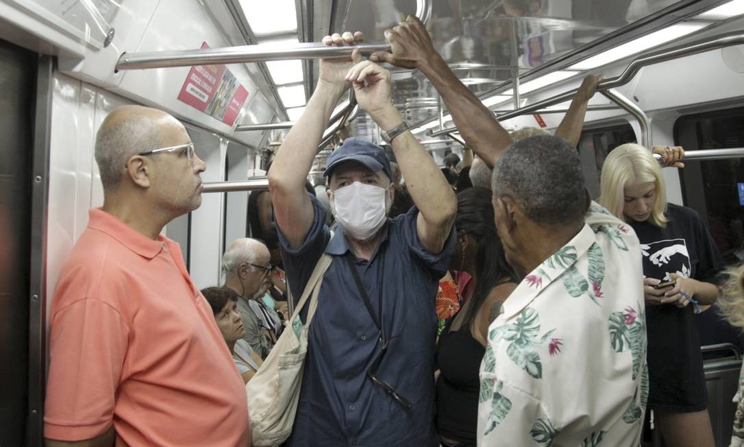 Idoso usa máscara dentro de composição do metrô do Rio Foto: Gabriel de Paiva / Agência O Globo