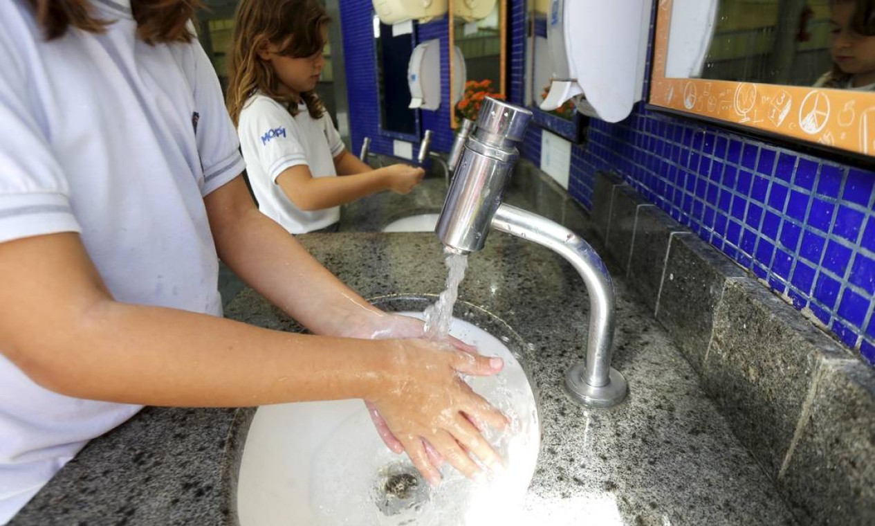 Escolas do Rio tem educado crianças a lavar as mãos de maneira correta e periodicamente como medida preventiva Foto: Guilherme Pinto / Agência O Globo