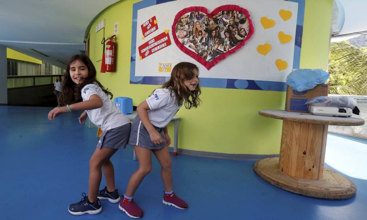 Crianças se divertem com as alternativas para evitar o contato das mãos ao se cumprimentar Foto: Guilherme Pinto / Agência O Globo