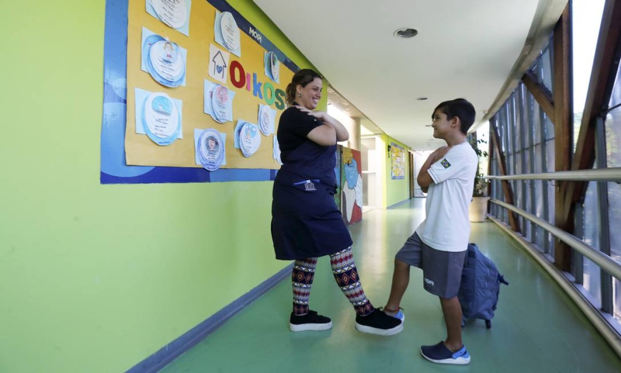 Escolas do Rio ensinam alunos a se cumprimentarem sem usar as mãos Foto: Guilherme Pinto / Agência O Globo