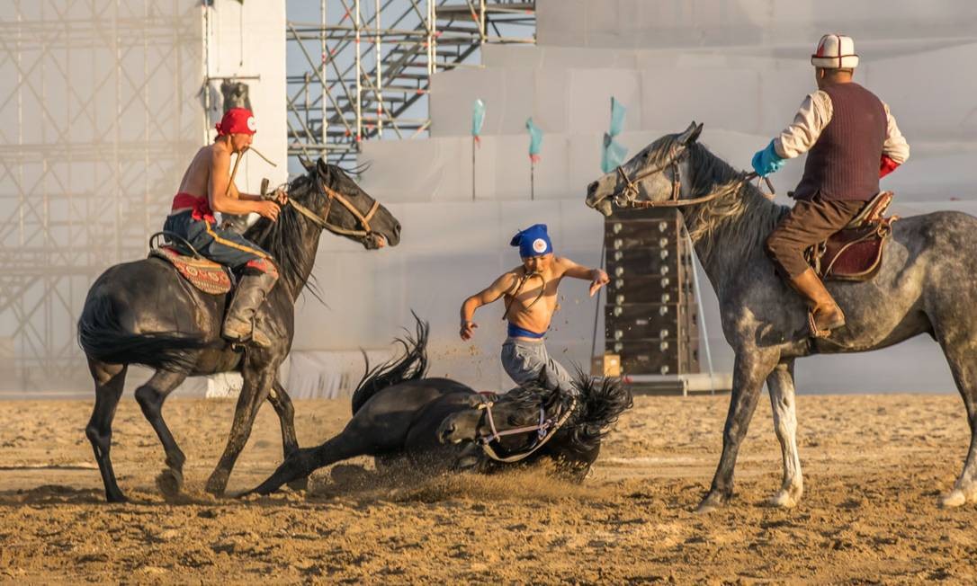 O Er Ernish (wrestling a cavalo) é um dos esportes tradicionais dos povos nômades da Ásia Central que estão nos World Nomad Games Foto: Tiago Ferraro / Monday Feelings / Divulgação