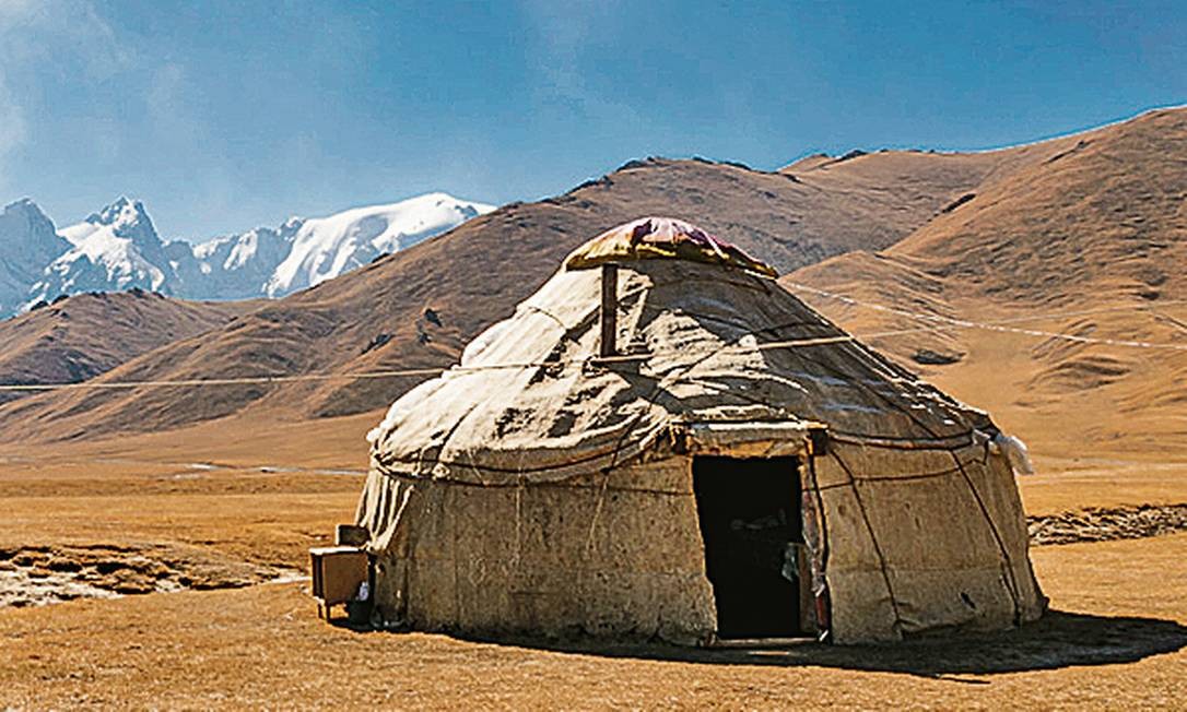 Tipo de tenda tradicional da Ásia Central cercada pelas montanhas do Quirguistão Foto: Tiago Ferraro / Monday Feelings / Divulgação